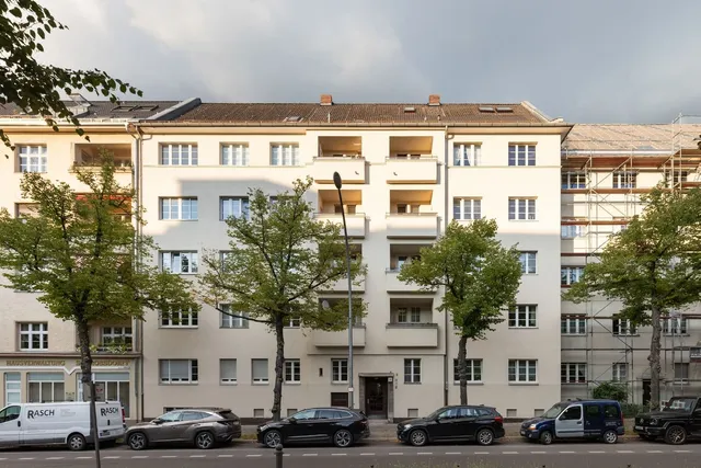 Renovated 3.5-Room Altbau Apartment